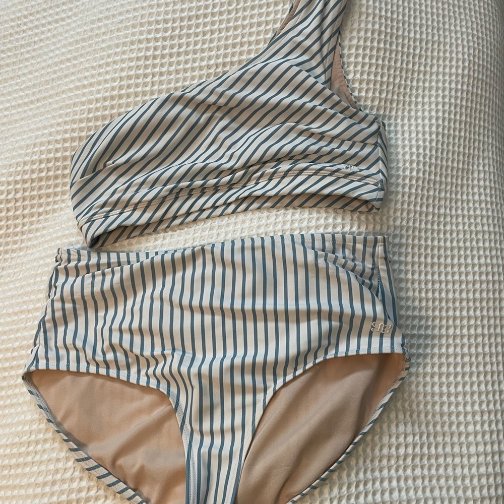 Albion 2 piece swimsuit, medium bottoms and small top.
